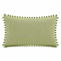 Cojín rectangular 50 x 30 cm de tejido verde con pompones decorativo