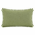 Cojín rectangular 50 x 30 cm de tejido verde con pompones decorativo
